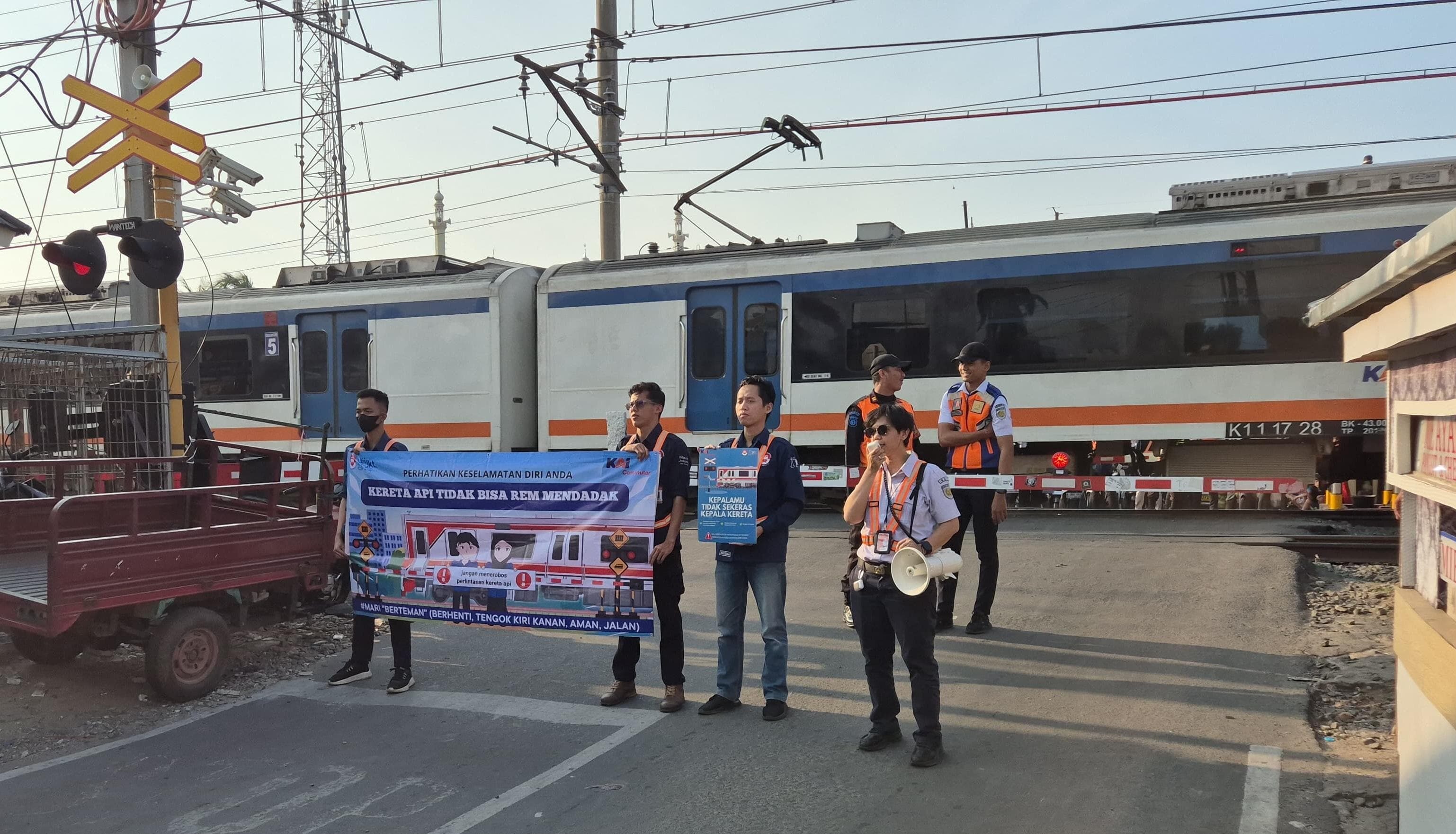 Commuter Line Makin Cepat, KAI Gencarkan Sosialisasi Keselamatan di Perlintasan Sebidang