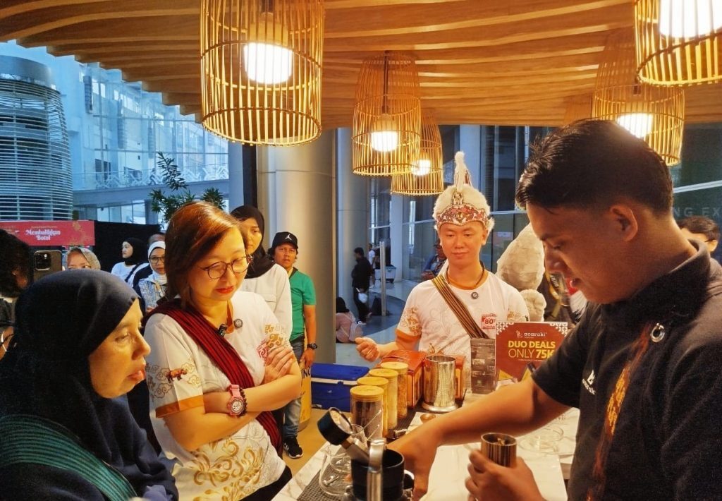 (Ki-ka): Wakil Menteri Ekonomi Kreatif RI, Irene Umar dan Ketua GP Jamu, Jony Yuwono di kegiatan Acaraki Jamu Festival 2025 yang digelar di Epiwalk, Rasuna Said, Jakarta Selatan, Minggu (27/7/2025). (Foto: Urbanvibes/R Indriani)