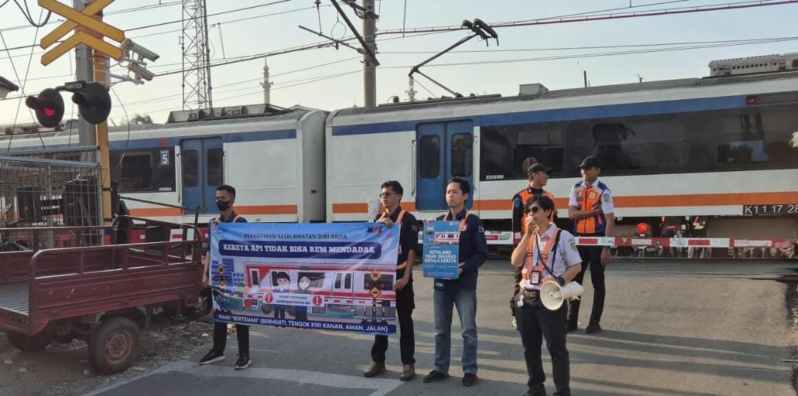 Jalur Rel Bukan Tempat Bermain: KAI Commuter Ajak Masyarakat Lebih Peduli Keselamatan