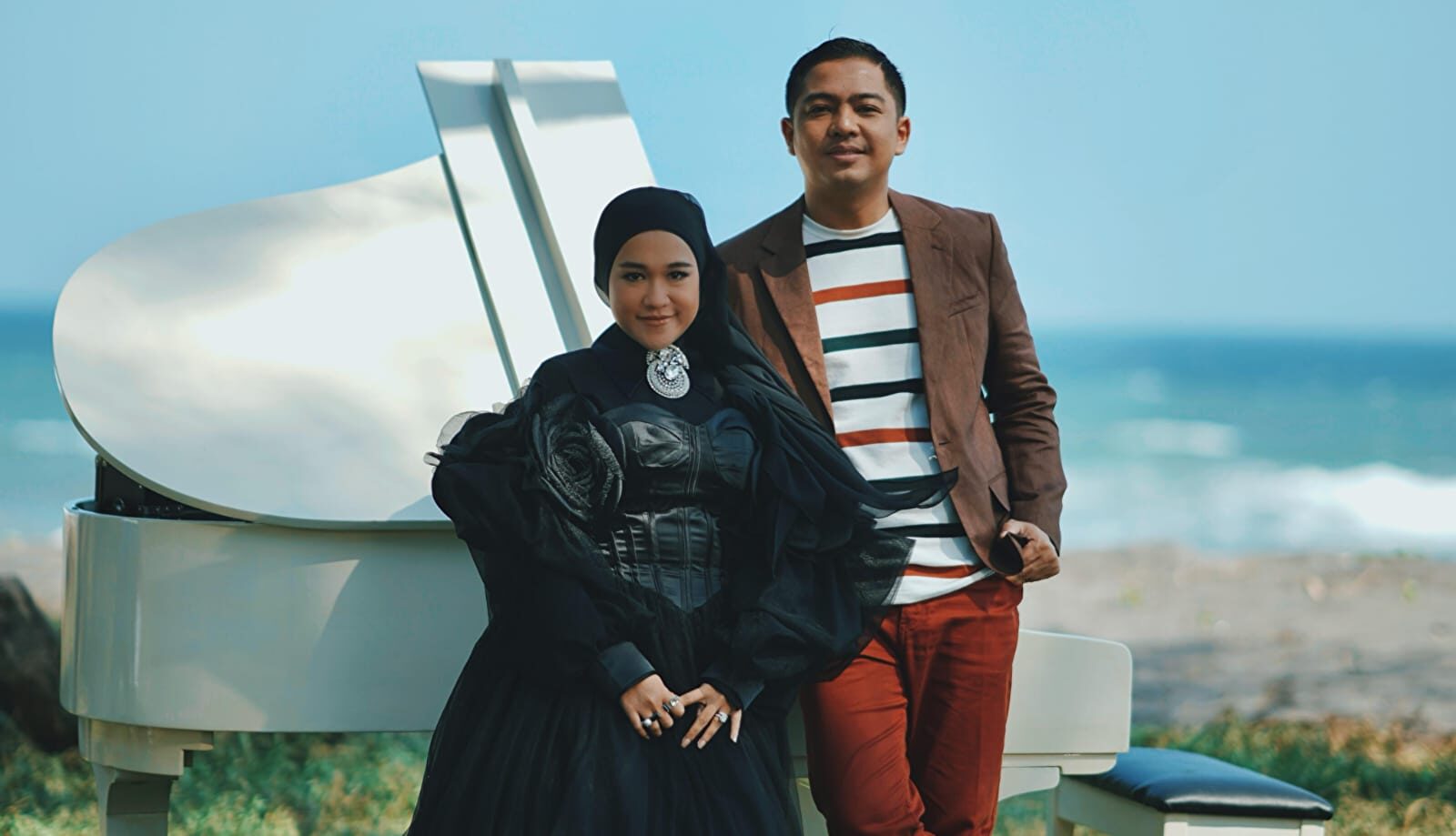 Ernie Zakri & Ade Govinda Ukir Rekor Baru, "Masing Masing" Jadi Lagu Melayu Pertama Raih 200 Juta Streaming