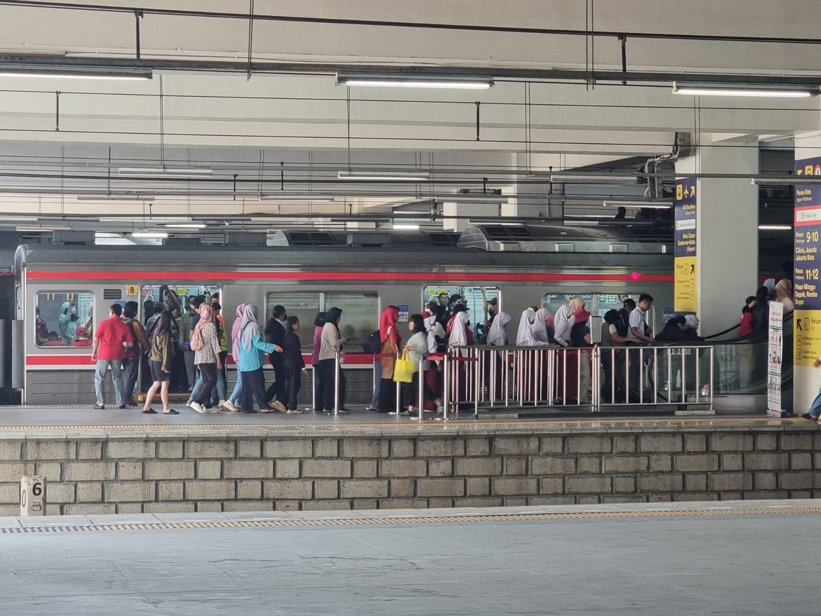 Operasional Commuter Line Pagi Ini Normal, KAI Commuter Tetap Siaga Jaga Keamanan