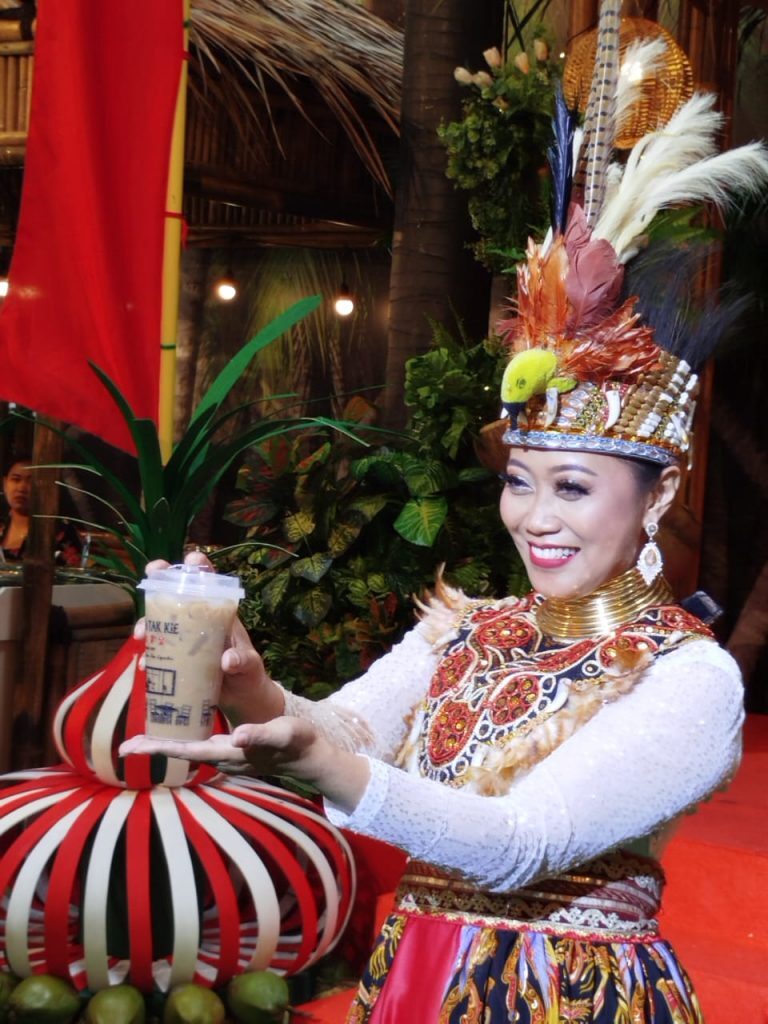 Kopi Es Tak Kie, salah satu minuman legendaris di Jakarta hadir di Kampoeng Legenda di Mal Ciputra Jakarta yang dibuka pada Kamis (14/8/2025). (Foto: R Indriani/Urbanvibes)