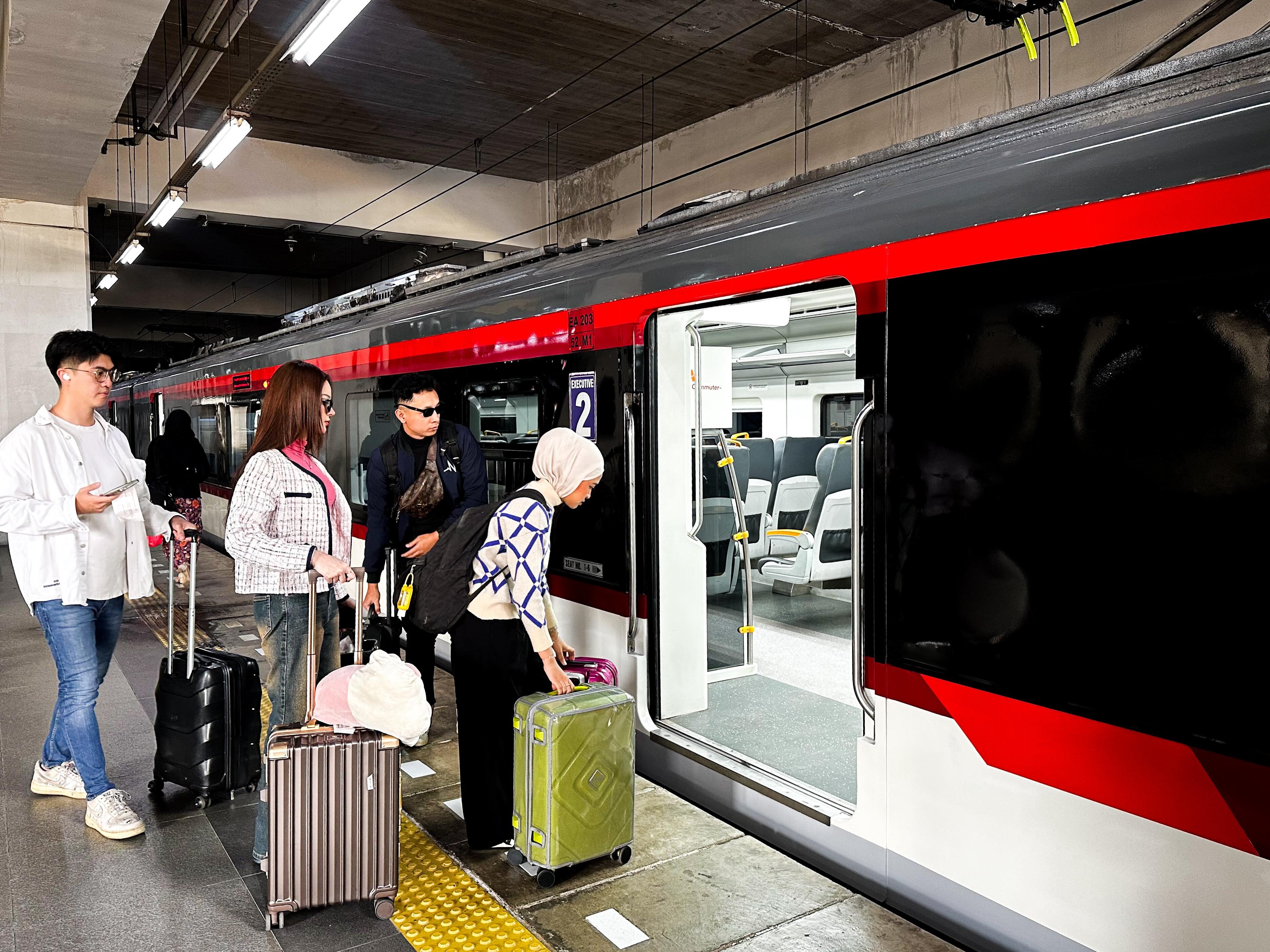 Rayakan HUT Ke-80 RI, KAI Commuter Tampilkan Livery Baru Commuter Line Basoetta