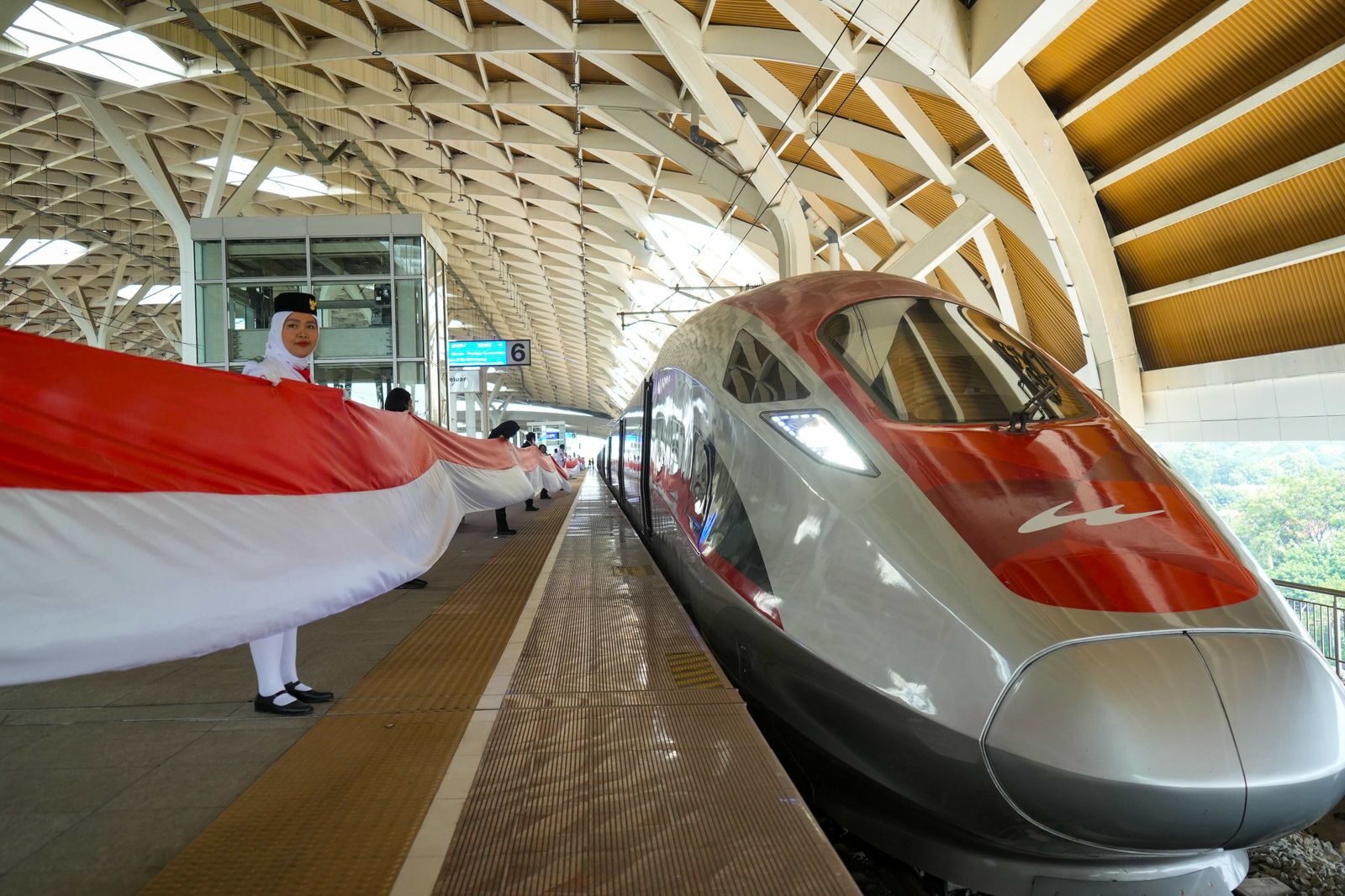 Meriahkan HUT RI, Bendera Merah Putih 208 Meter Berkibar Sepanjang Kereta Cepat Whoosh