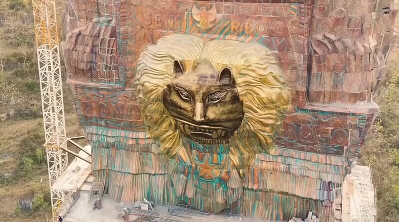 Panel Kepala Merak Terpasang di Monumen Reog Ponorogo, Siap Geser GWK Bali