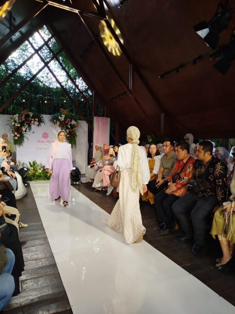 Siluet dari koleksi "Amorette" by Makaffah Daily, modest, namun tetap feminin berkat detail seperti ruffles, pita, dan lace yang mempertegas nuansa vintage. (Foto: Urbanvibes/R Indriani)