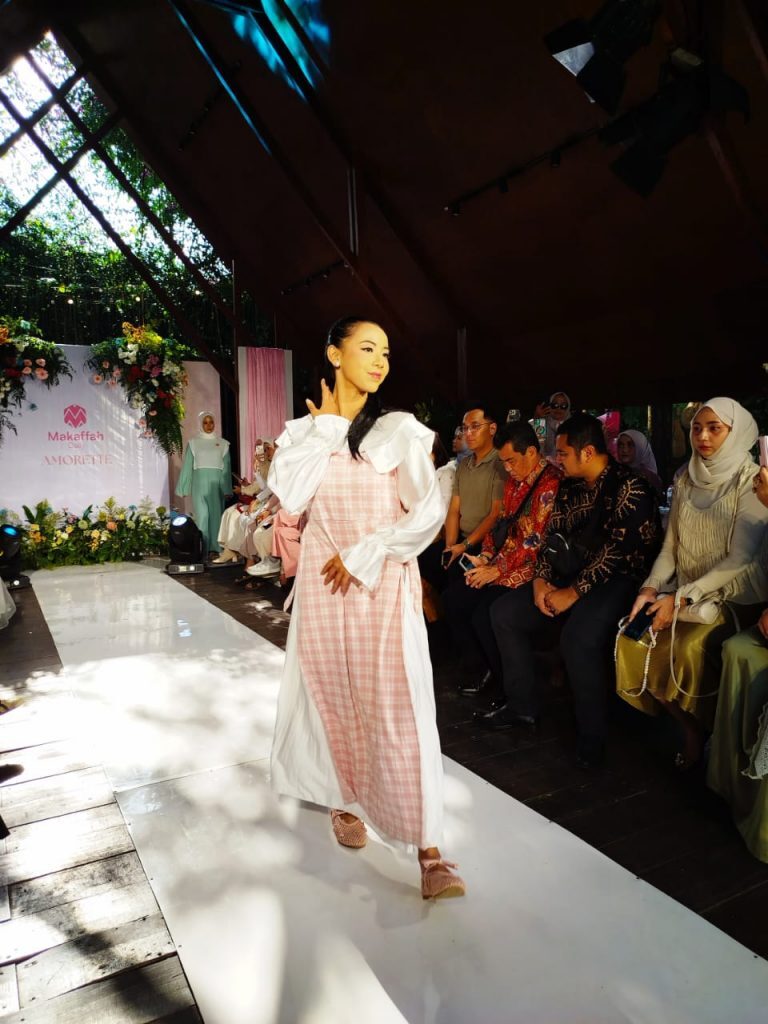 Amorette memamerkan 30 look yang bercerita lewat warna pastel seperti pink blush, mint green, lilac, biru muda, dan krem. (Foto: Urbanvibes/R Indriani)
