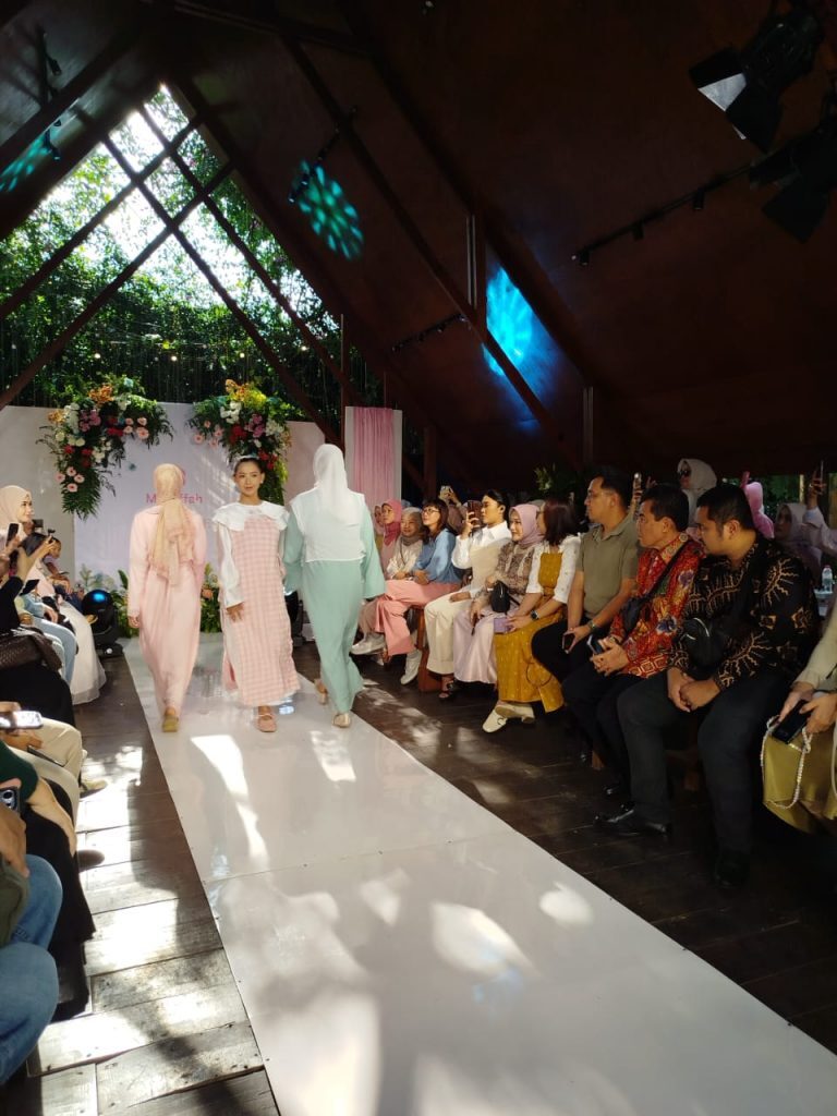 Amorette memamerkan 30 look yang bercerita lewat warna pastel seperti pink blush, mint green, lilac, biru muda, dan krem. (Foto: Urbanvibes/R Indriani)