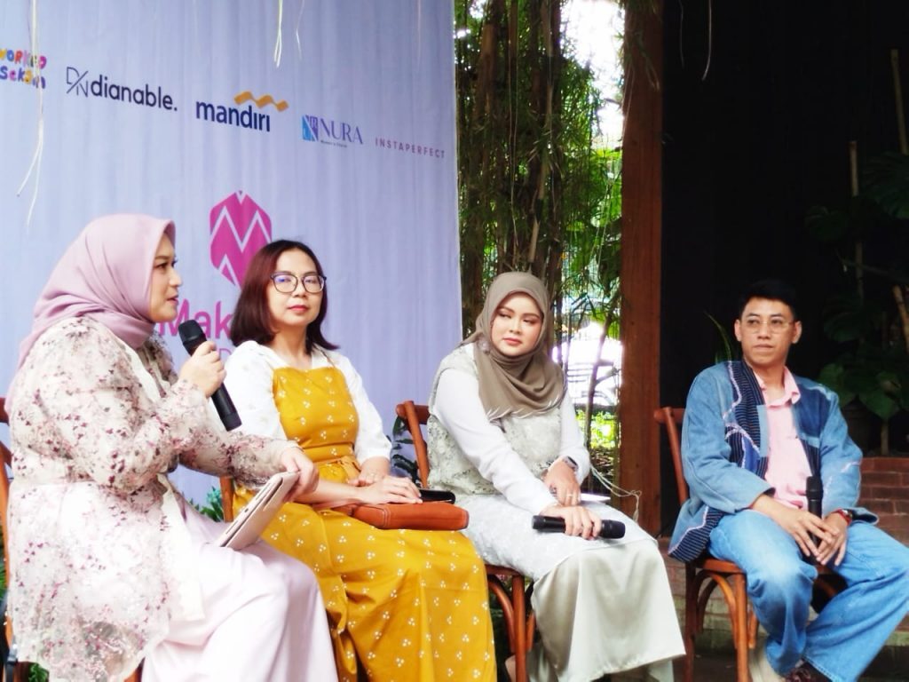 Talk Show bertajuk "Zero Waste Fashion" di gelaran Trunk Show koleksi terbaru Makaffah Daily yang mengusung tema " Amorette – A Timeless Ode to Vintage Femininity," di Uncle Space, Bandung, Sabtu (23/8/2025). (Foto: Urbanvibes/R Indriani)