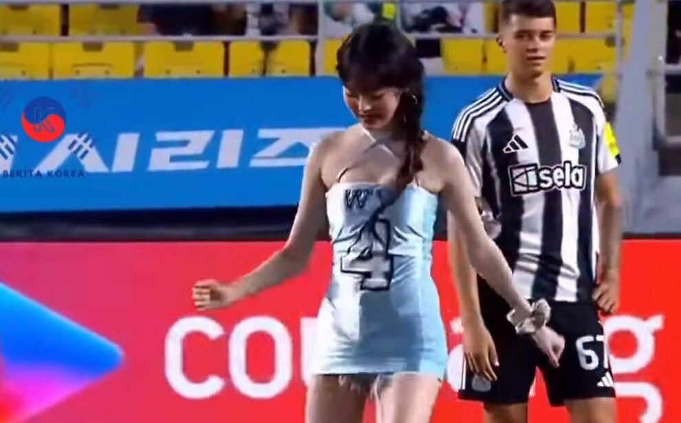 Jang Wonyoung IVE Curi Perhatian di Coupang Play Series 2025 dengan Jersey Mini Dress