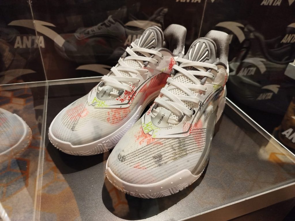 Salah satu koleksi sepatu sport keluaran ANTA yang membuka gerai resmi di Indonesia. (Foto: Urbanvibes/R Indriani)