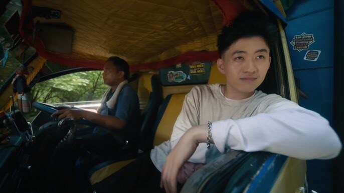 MV "She" Rich Brian Trending: Bawa Nuansa Lokal dengan Truk & View Parang Gombong