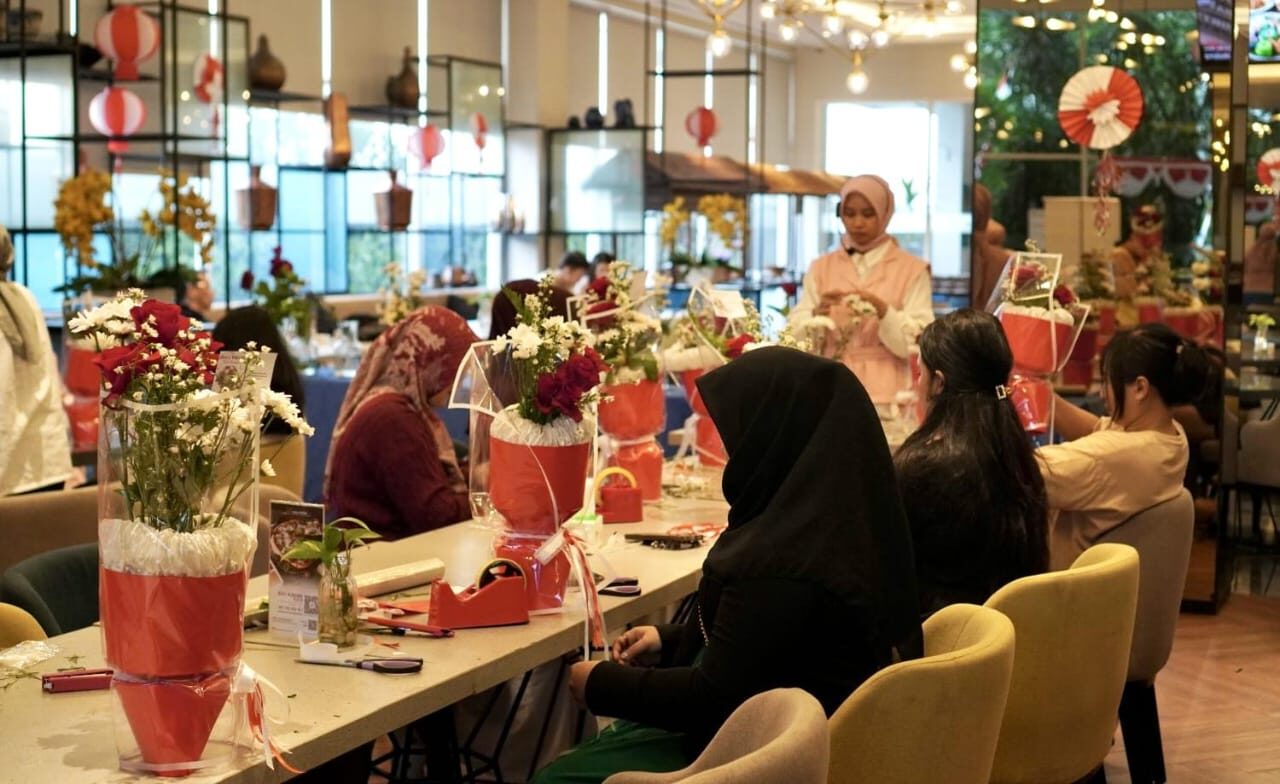 Swiss-Belinn Airport Surabaya Hadirkan Seni Merangkai Bunga Meriah Bertema Merah Putih
