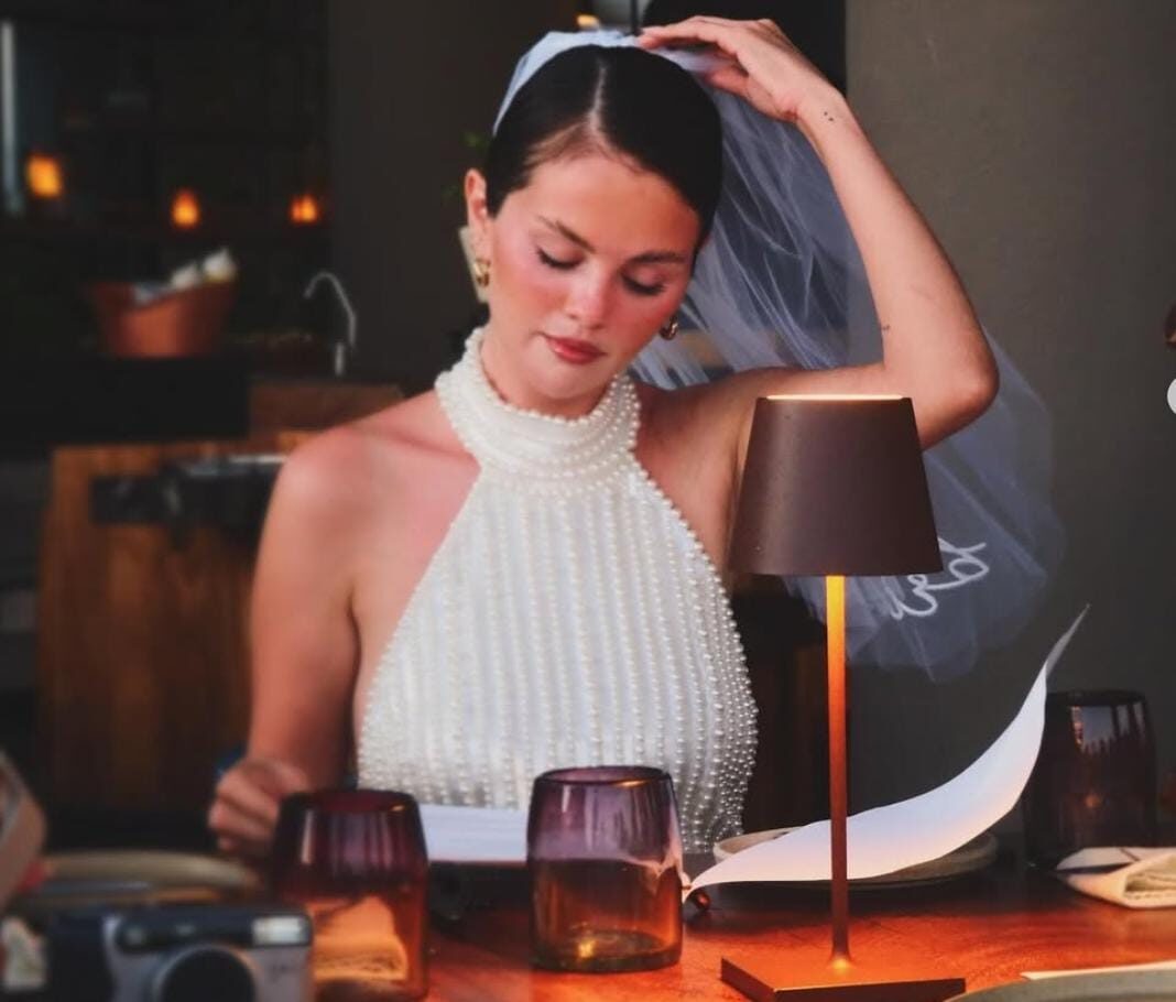 Selena Gomez Gelar Pesta Lajang Seru di Pantai Meksiko Jelang Menikah dengan Benny Blanco