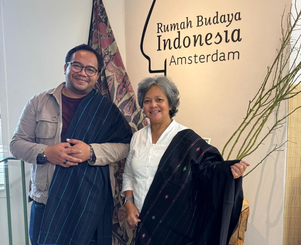 GEF SGP Indonesia Donasikan Kain Tenun Kajang untuk Indonesia House Amsterdam