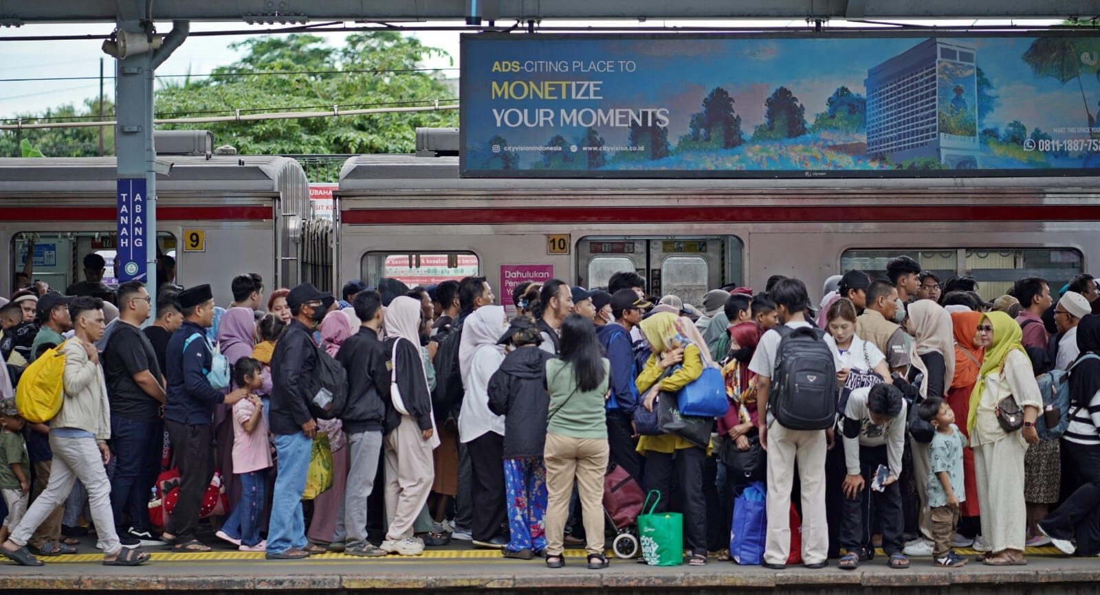 Commuter Line Jadi Transportasi Publik Favorit, Pengguna Naik 36 Persen Usai WFH Jakarta