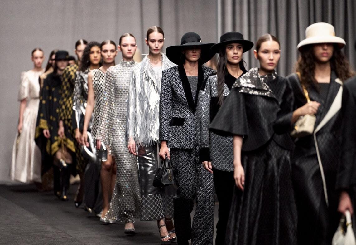 Buttonscarves Pertegas Visi Global di Dubai Fashion Week