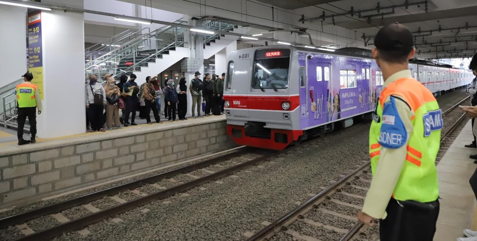Commuter Line Beroperasi Normal di Tengah Aspirasi Massa, KAI Tambah Petugas di Stasiun Ramai
