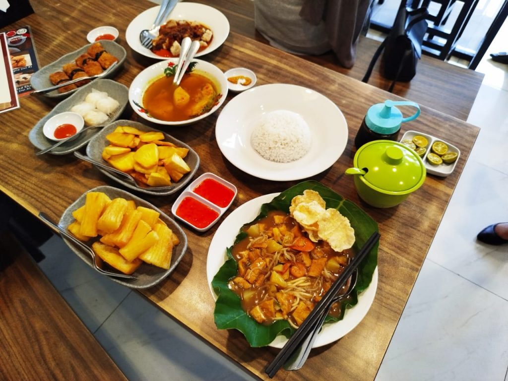 Ragam hidangan khas Belitung yang disuguhkan Kong Djie Coffee cabang Paramount Petals. (Foto: Urbanvibes/R Indriani)