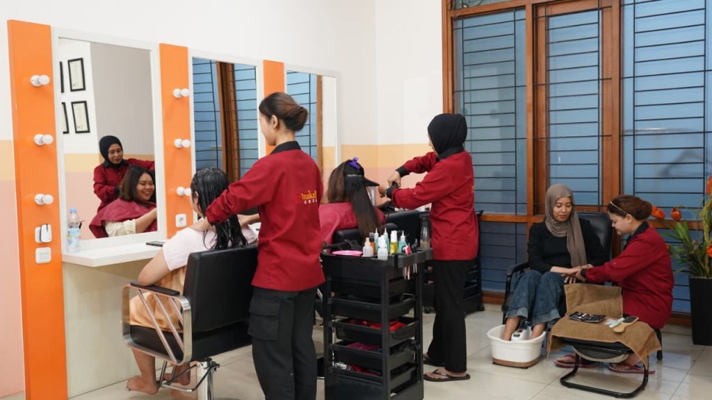 Makaffah Group, perusahaan asal Bandung, tak hanya sukses di bisnis salon dan fashion, tapi juga aktif memberdayakan perempuan lewat berbagai program sosial. (Foto: Dok. Makaffah)