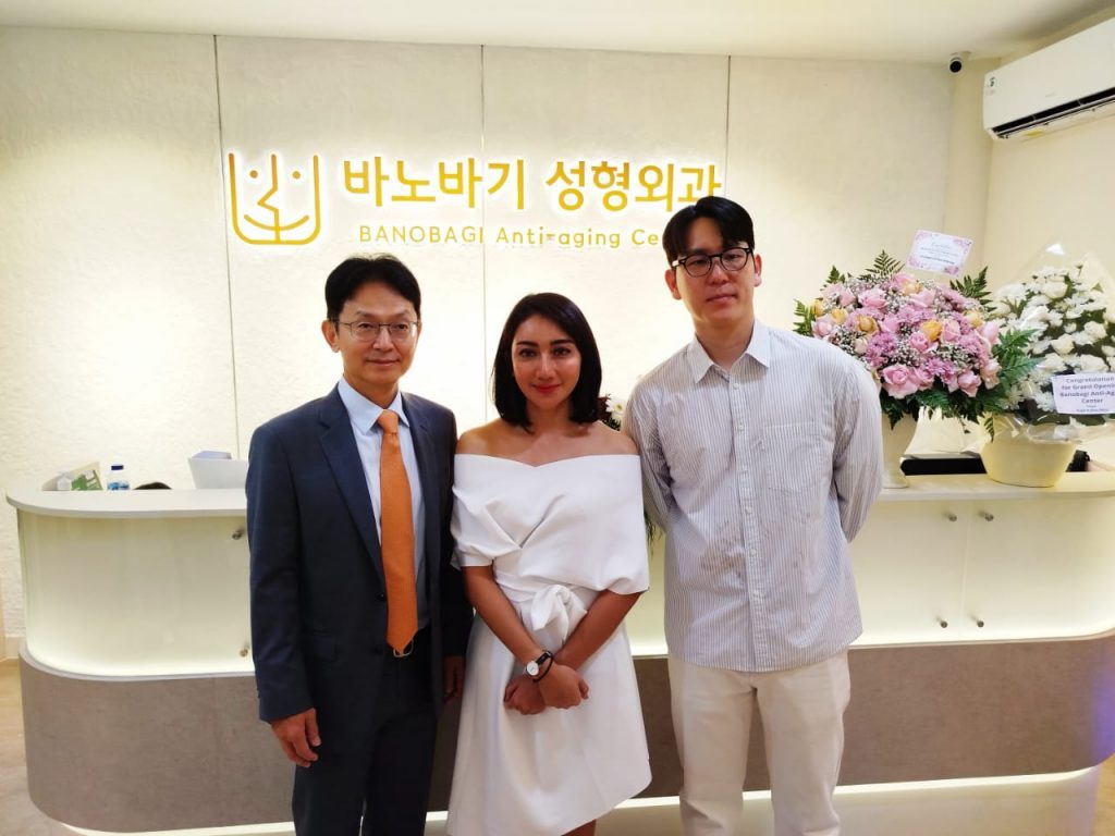 Ki-ka: dr. Oh Changhyun (Direktur Utama Banobagi Plastic Surgery Korea), dr. Pipim Septiana Bayasari, SpDVE (Kepala Klinik Banobagi) dan Yujin Hwang (Founder of Banobagi Jakarta) saat Re-Grand Opening Banobagi, Dharmawangsa, Jakarta, Sabtu (20/9/2025). (Foto: Urbanvibes/R Indriani)