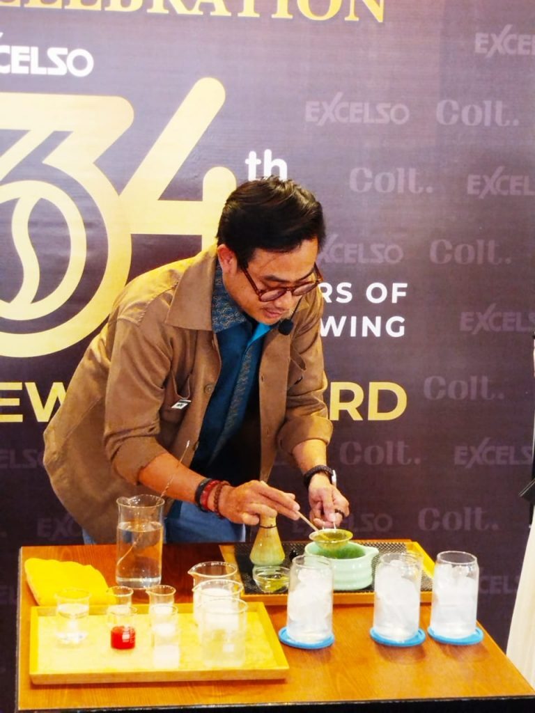 Ade Herlambang, R&amp;B Beverage Excelso, saat menunjukkan cara meracik matcha menjadi minuman: Matcha Royale SeriesÃ¢â‚¬â€deretan minuman berbasis matcha premium yang mengedepankan rasa otentik dan elegan. (Foto: Urbanvibes/R Indriani)