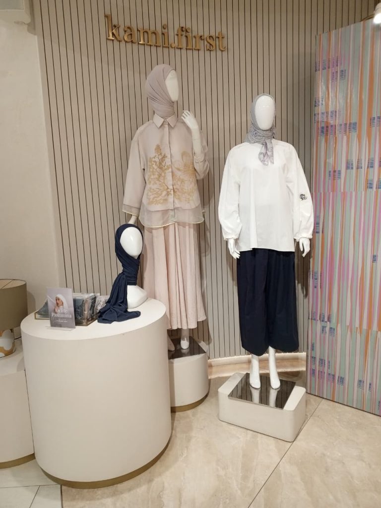 Seperti koleksi-koleksi sebelumnya, Kami. tetap setia dengan bahan yang nyaman namun tetap fashionable. Dalam Katla, katun menjadi material utama yang digunakan. (Foto: Angger Febrianto)