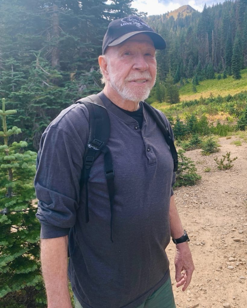 Chuck Norris hiking di Lassen Peak - sumber foto Instagram chucknorris