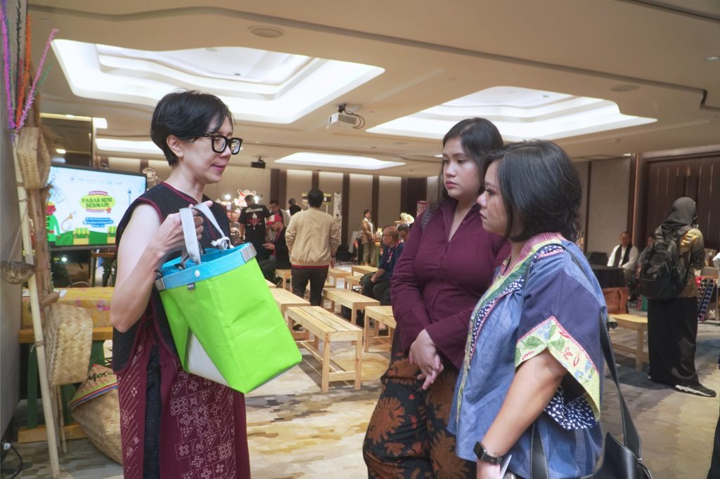 Lebih dari 30 UMKM lokal ikut meramaikan acara "Pasar Seni Bermain 2025", dengan produk kreatif, kerajinan tangan, hingga kuliner khas Nusantara. (Foto: Dok. Ashley Hotel Group)