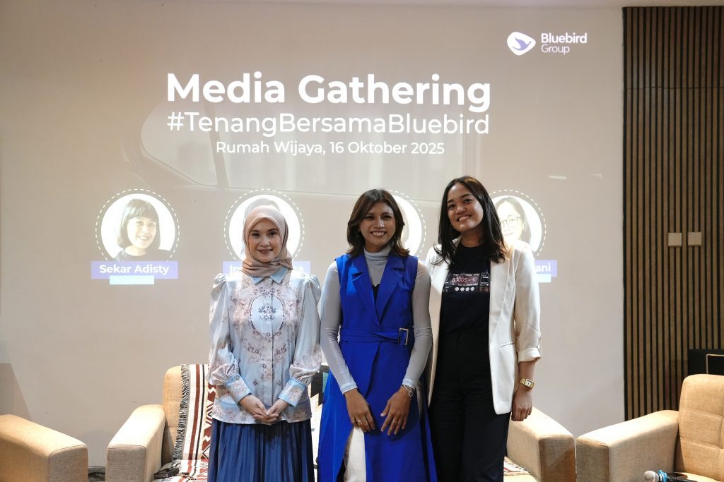 Kiri-kanan: Irma Gustiana (Psikolog Klinis), Rahne Putri (Praktisi Mindfulness dan Wellness), Monita Moerdani (Chief Marketing Officer PT Blue Bird Tbk) di acara Media Gathering #TenangBersamaBluebird di Jakarta, Kamis (16/10/2025). (Foto: Dok. Bluebird)
