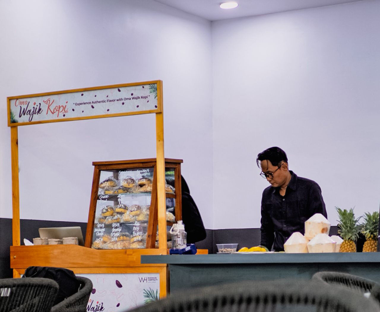 Rasa Lokal, Semangat Global! Oma Wajik Dukung Komunitas Padel Bekasi