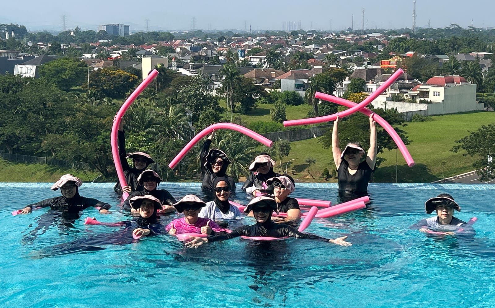 Rayakan Pinktober dengan Hydro Yoga: ARTOTEL Living World Cibubur Ajak  Bergerak dan Berbagi Cinta"