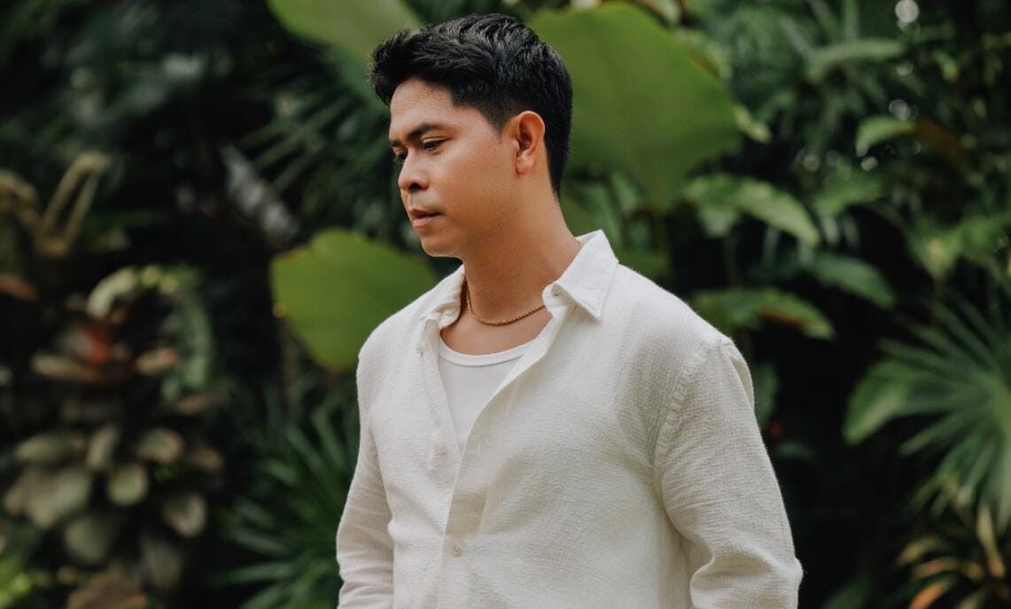 Ketika Cinta Tak Lagi Satu Arah: Cakra Khan Hadirkan Emosi Mendalam Lewat Video Music "Tak Sejalan"