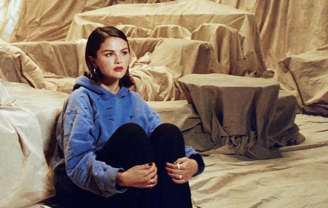 Selena Gomez Rilis Music Video "In The Dark," Soundtrack Emosional untuk Serial Netflix Nobody Wants This Season 2
