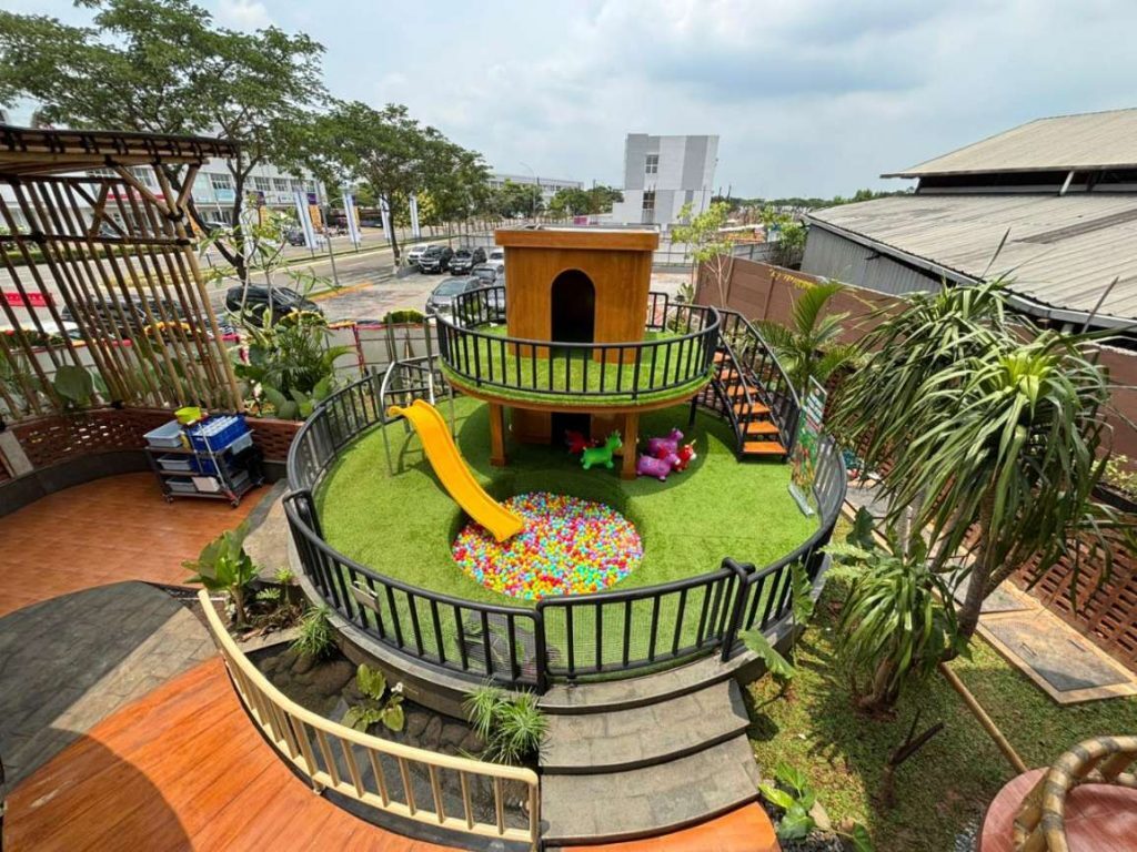Restoran Kampung Kecil di Paramount Petals menghadirkan kuliner Nusantara dalam suasana pedesaan yang asri, ramah anak dan instagramable.