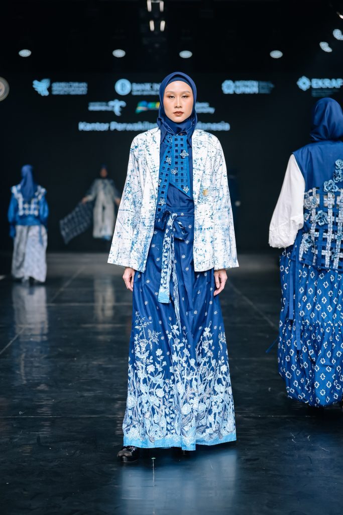 Terinspirasi dari vertical garden dan motif Truntum, koleksi "Kun Anta, Blossom As You Are" menjadi simbol harmoni perempuan, budaya, dan alam dalam semangat sustainable fashion Indonesia. (Foto: Dok. IN2MOTIONFEST 2025)