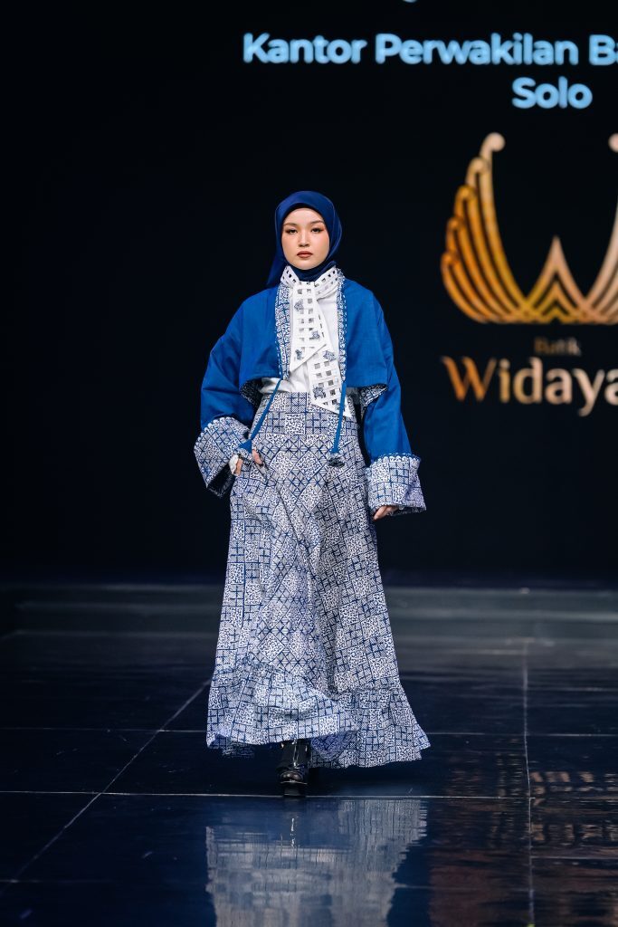 Terinspirasi dari vertical garden dan motif Truntum, koleksi "Kun Anta, Blossom As You Are" menjadi simbol harmoni perempuan, budaya, dan alam dalam semangat sustainable fashion Indonesia. (Foto: Dok. IN2MOTIONFEST 2025)