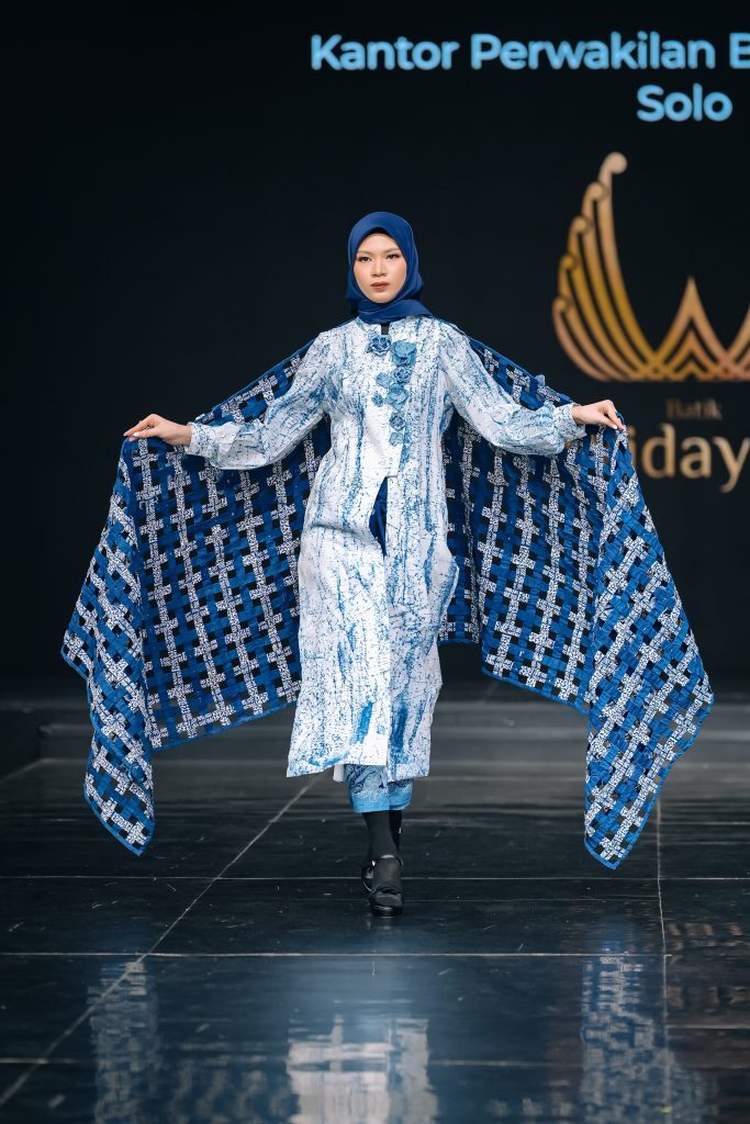 Terinspirasi dari vertical garden dan motif Truntum, koleksi "Kun Anta, Blossom As You Are" menjadi simbol harmoni perempuan, budaya, dan alam dalam semangat sustainable fashion Indonesia. (Foto: Dok. IN2MOTIONFEST 2025)