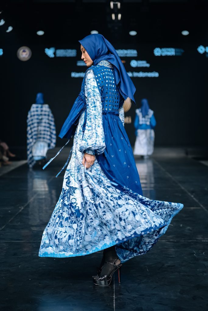 Terinspirasi dari vertical garden dan motif Truntum, koleksi "Kun Anta, Blossom As You Are" menjadi simbol harmoni perempuan, budaya, dan alam dalam semangat sustainable fashion Indonesia. (Foto: Dok. IN2MOTIONFEST 2025)