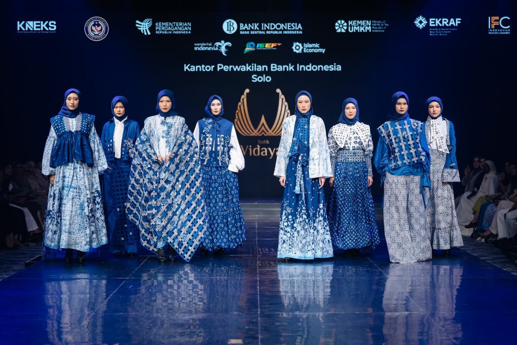 Terinspirasi dari vertical garden dan motif Truntum, koleksi "Kun Anta, Blossom As You Are" menjadi simbol harmoni perempuan, budaya, dan alam dalam semangat sustainable fashion Indonesia. (Foto: Dok. IN2MOTIONFEST 2025)