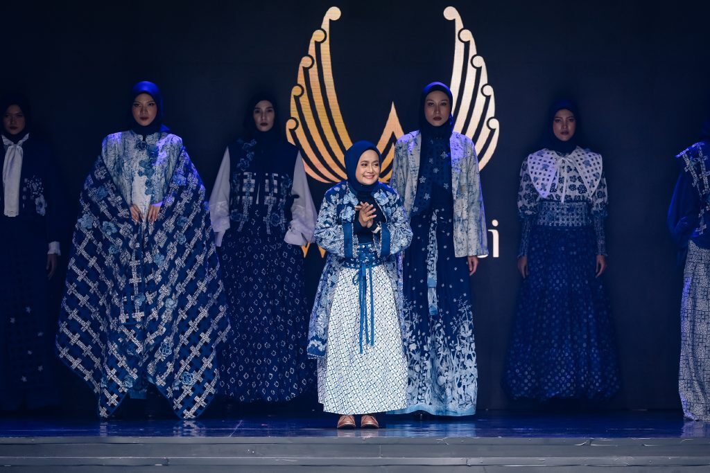 Terinspirasi dari vertical garden dan motif Truntum, koleksi "Kun Anta, Blossom As You Are" menjadi simbol harmoni perempuan, budaya, dan alam dalam semangat sustainable fashion Indonesia. (Foto: Dok. IN2MOTIONFEST 2025)