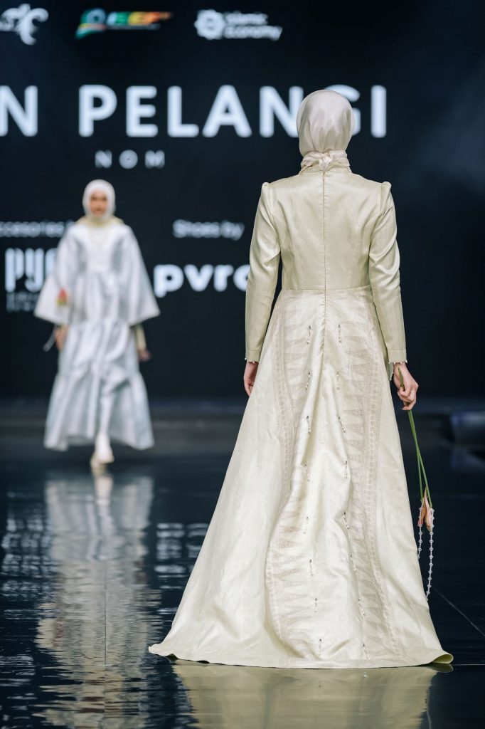 Dian Pelangi memperkenalkan koleksi "Ethereal Loom" di IN2MOTIONFEST 2025 Jakarta Ã¢â‚¬â€ reinterpretasi songket Palembang dalam balutan gaya modern yang lembut, chic, dan feminin.