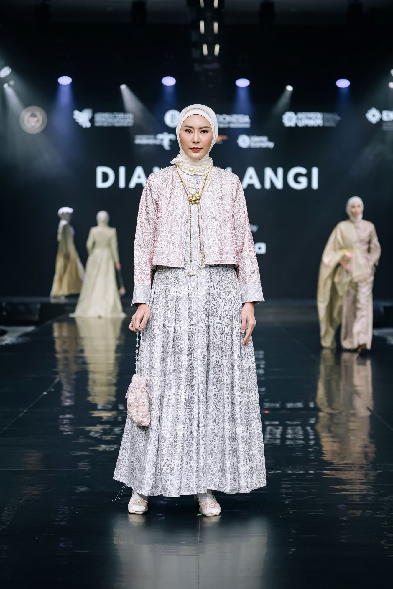 Dian Pelangi Menenun Keindahan Songket Palembang lewat Koleksi "Ethereal Loom"