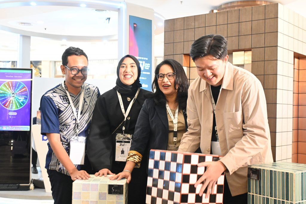 AICA tampil di Jakarta Fashion Week 2026 dengan konsep "Design Meets Fashion", menghadirkan inovasi material interior yang menyatukan dunia desain, arsitektur, dan fashion. (Foto: Dok. AICA)