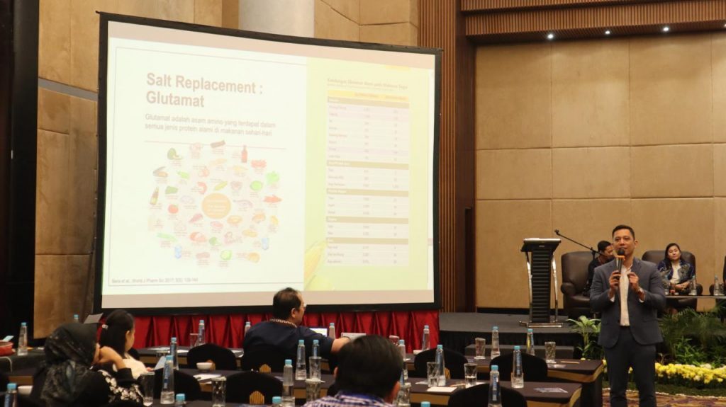 dr. Yohan Samudra, SpGK, AIFO-K di Simposium dan Workshop Kesehatan Kerja yang diselenggarakan oleh Perhimpunan Dokter Kesehatan Kerja Indonesia (IDKI) bekerjasama dengan PT ajinomoto Indonesia di Jakarta. (Foto: Dok. Ajinomoto)