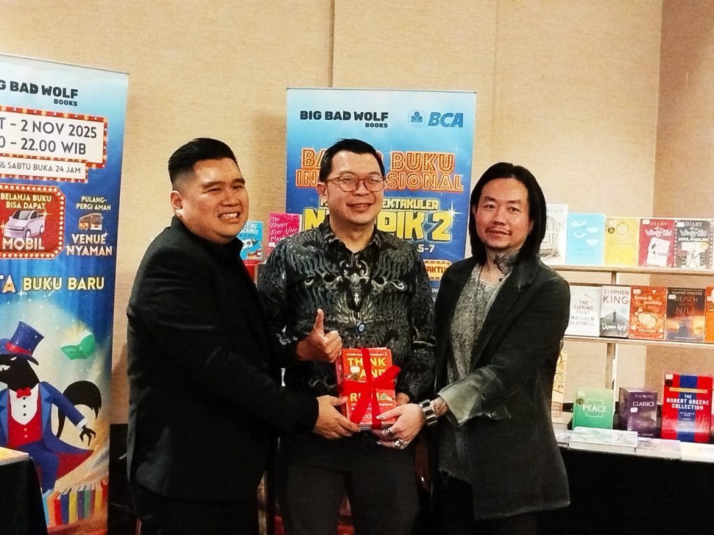 Ki-ka: Marthius Wandi Budianto (Direktur BBW Indonesia), Fandy (Senior Vice President of Transaction Banking Business Development BCA) dan Andrew Yap (Pendiri Big Bad Wolf (BBW) Books) di Konferensi Pers Bazar Buku Internasional "Big Bad Wolf 2025" di Jakarta, Rabu (8/10/2025). (Foto: Urbanvibes/R Indriani)