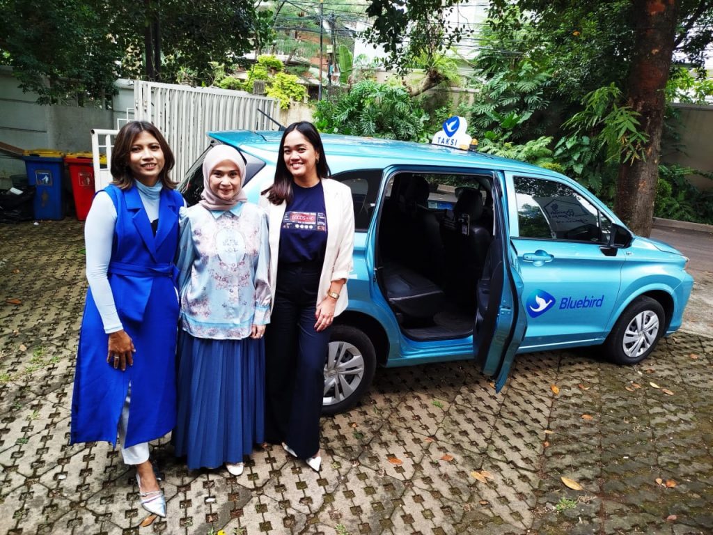 Kiri-kanan: Rahne Putri (Praktisi Mindfulness dan Wellness), Irma Gustiana (Psikolog Klinis) dan Monita Moerdani (Chief Marketing Officer PT Blue Bird Tbk) di acara Media Gathering #TenangBersamaBluebird di Jakarta, Kamis (16/10/2025). (Foto: Urbanvibes/R Indriani)