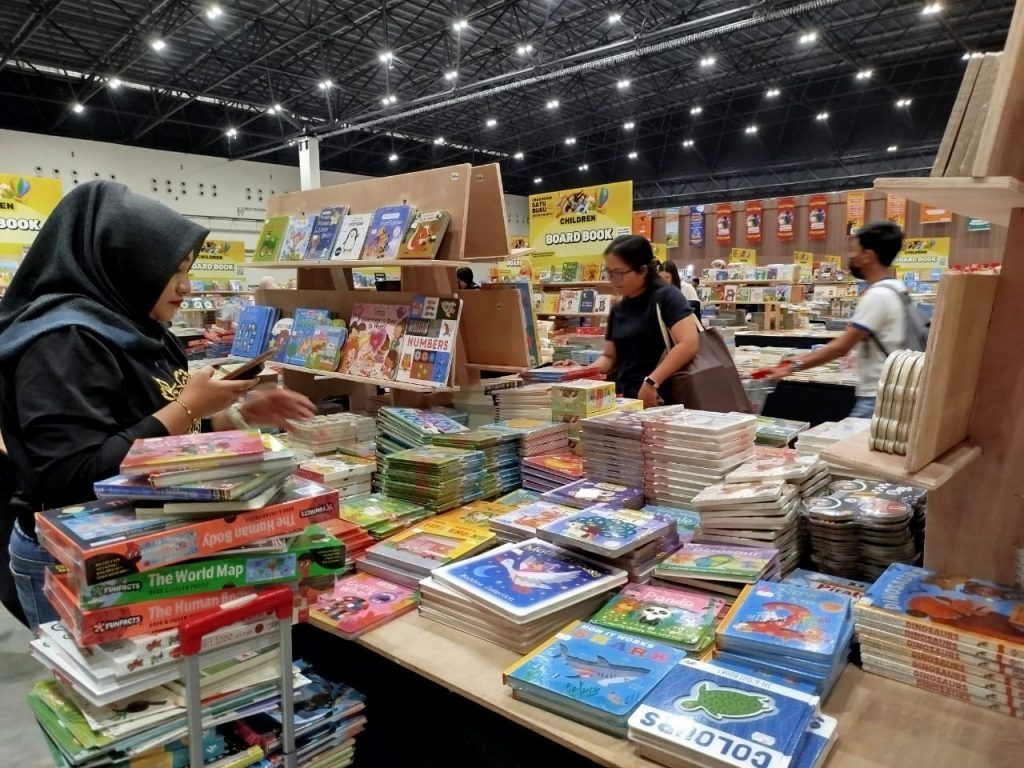 Setelah dua tahun absen, Bazar Buku Internasional Big Bad Wolf (BBW) Books resmi membuka pintunya Kamis, 23 Oktober 2025, di NICE PIK 2 (West Entrance, Hall 5–7). (Foto: Urbanvibes/R Indriani)