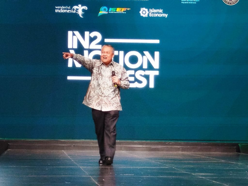 IN2MOTIONFEST 2025 resmi dibuka oleh Gubernur Bank Indonesia, Perry Warjiyo, yang menekankan pentingnya sinergi lintas sektor dalam mengembangkan ekosistem modest fashion nasional. (Foto: Urbanvibes/R Indriani)