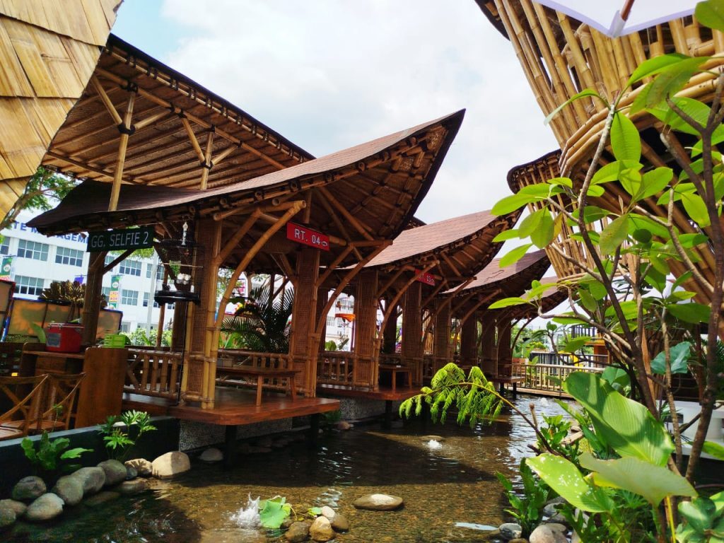 Restoran Kampung Kecil di Paramount Petals menghadirkan kuliner Nusantara dalam suasana pedesaan yang asri dan instagramable. (Foto: Urbanvibes/R Indriani)